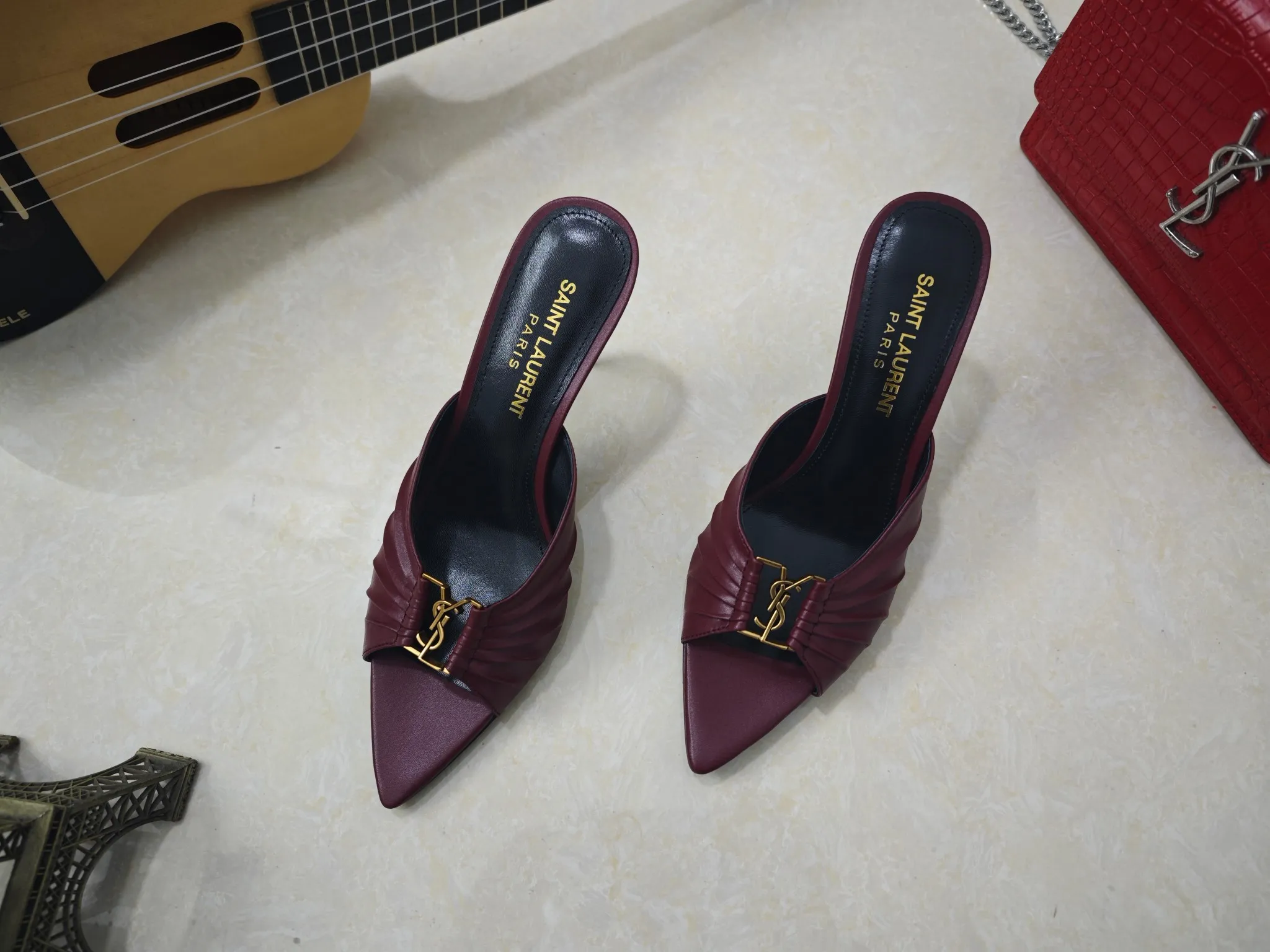 👟👟Ex-factory price 520👟👟【Saint Laurent】Yves Saint Laurent, stiletto heel YSL sandals💃2025 early autumn counter synchronizes the latest styles, YSL, decoration👣 Classic and high-quality glamorous masterpieces, the hottest spring and summer series in the counter, with temperament, fashion, classic and attractive design style 😌The on-foot effect is particularly beautiful〰️, the material is imported from Italy, small black cow, imported black patent leather, lining, and foot pads; sheepskin, heel height, stiletto 9cm, size 35-41 (34.41.42 must be customized, non-returnable) outsole; imported genuine leather outsole, complete with counter packaging